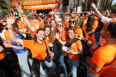 Stadhuisplein dicht, pleinen vol: Eindhoven kleurt diep oranje en het blijft ‘gewoon supergezellig’