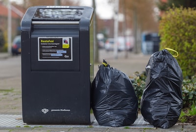 Brabanders ergeren zich dood aan afval naast de container, maar elkaar aanspreken? Dat doen ze liever niet