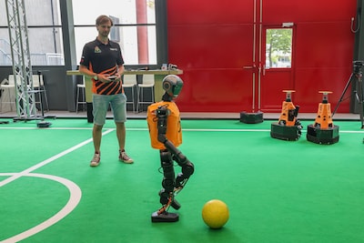 Van wereldkampioen naar kluitjesvoetbal: Tech United zet stappen naar humanoid robotvoetballers