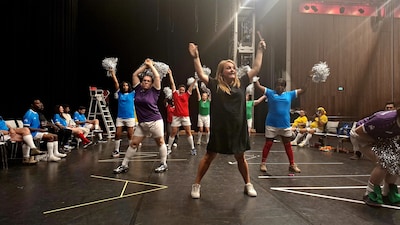 Een sporttoernooi in het theater: Mies-en-Scène viert tien jaar theatermaken met ‘gewone mensen’