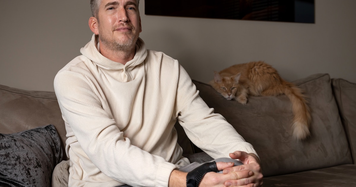 Jeffrey uit Rosmalen maakt lied over verongeluk­te broer: ‘Zijn droom was onze nachtmer­rie’.