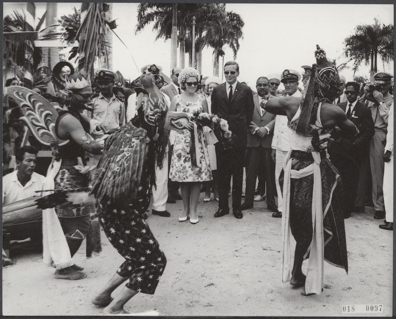 Het prinselijk paar op 11 juli 1966 in Coronie, Suriname, terwijl een Javaanse dans wordt uitgevoerd. 