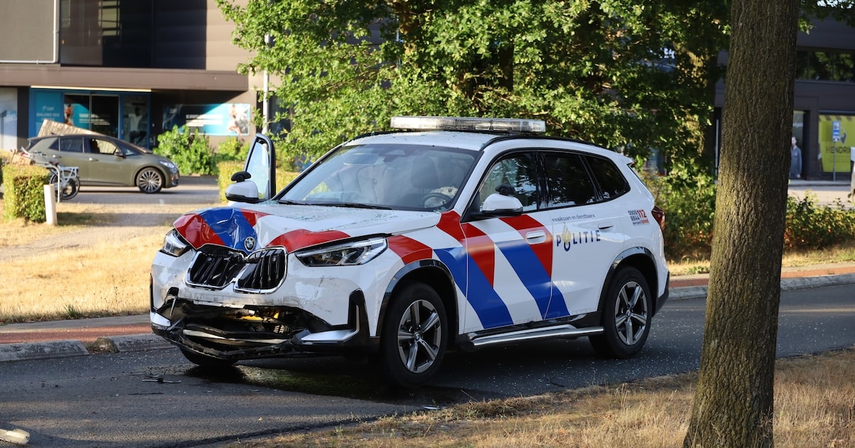 Drie mannen vluchten na aanrijden politieauto tijdens achtervolging in Uden: agent gewond, gestolen 