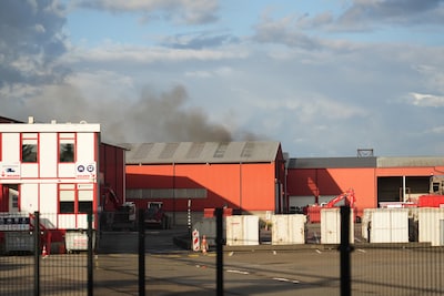 Brand in loods in Dongen: zwarte rookwolken boven 