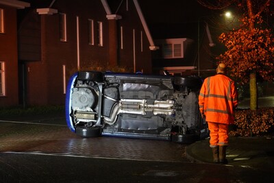 Auto botst op een paaltje en eindigt gekanteld op de weg in Gilze