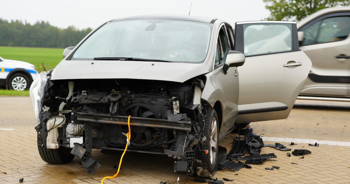 Gewonde en forse schade bij botsing in Drunen.