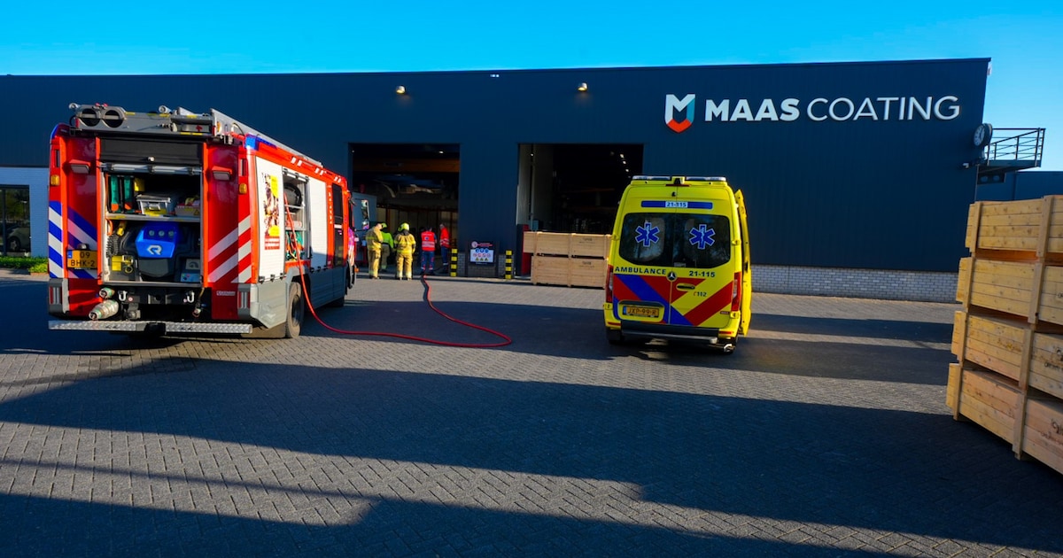 Brand bij Maas Coating in Heesch, man nagekeken door ambulancepersoneel