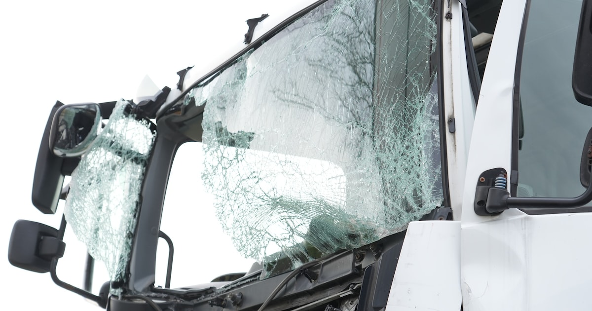 Man raakt gewond bij botsing tussen twee vrachtwagens op de N260: weg in beide richtingen dicht tuss