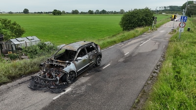 Inzinkbare paal raakt accu van elektrische auto in Den Bosch