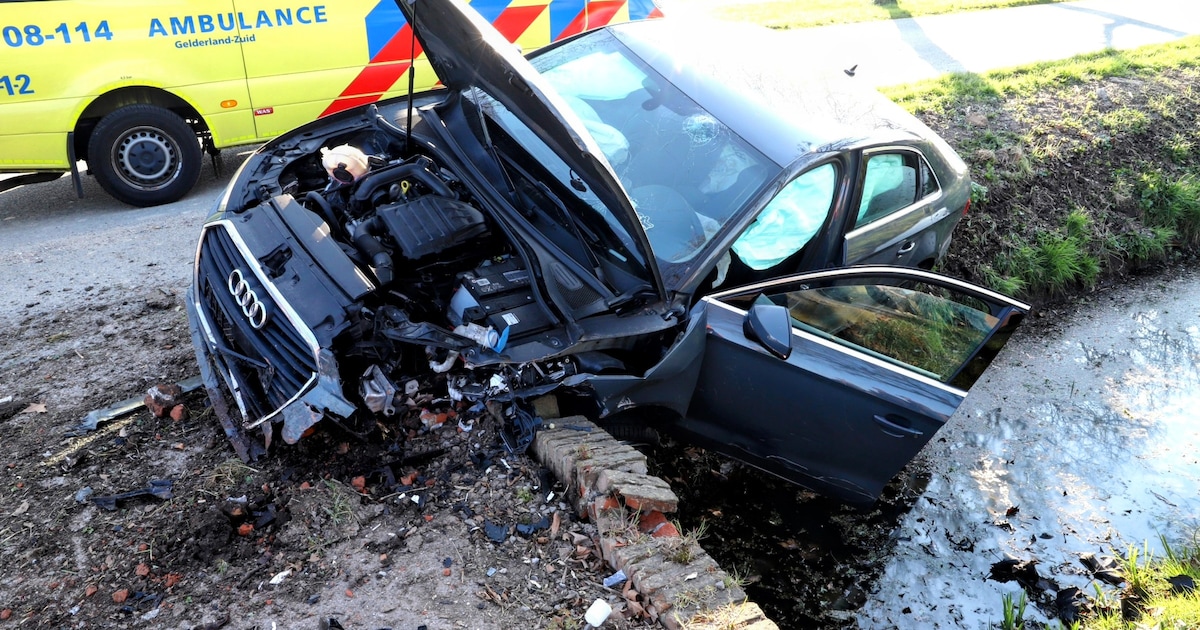 Auto ramt stenen muur: bestuurder gewond