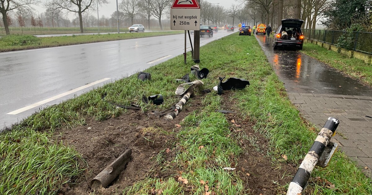 Automobilist wijkt uit voor andere auto op N65 bij Biezenmortel en rijdt verkeerslicht omver