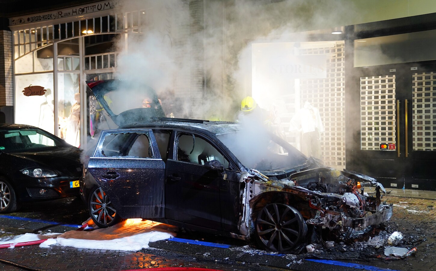 Auto brandt af in Zaltbommel, politie onderzoekt verband met eerdere ...
