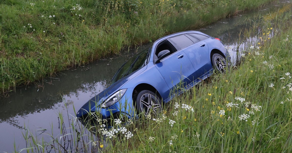 Auto rijdt sloot in langs A15 bij Meteren
