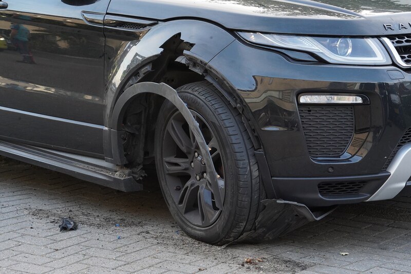 Een van de geparkeerde auto's in de straat werd geraakt en had schade rondom een voorwiel. 