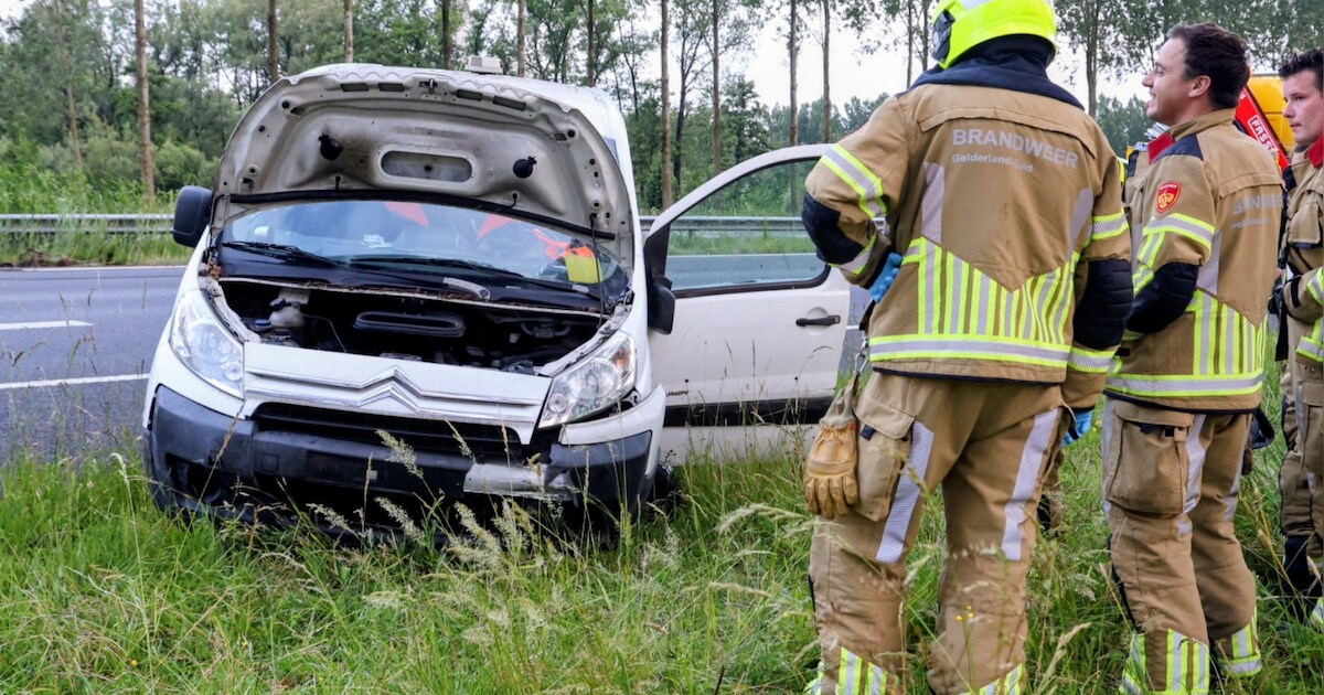Auto belandt in berm bij ongeval op A15 ter hoogte van Enspijk
