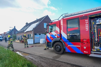 Grote waterlekkage in woning in Lith, brandweer schiet te hu