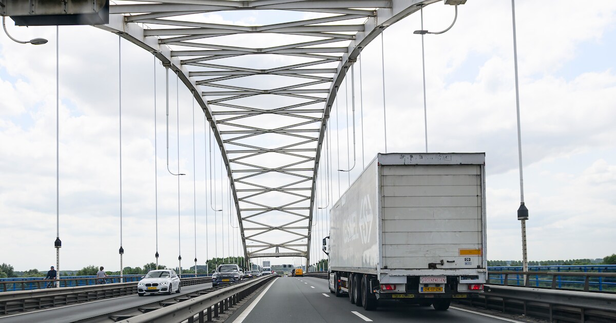 ‘Wij moeten bereikbaar blijven’, schrijft de gemeente Altena aan de minister na sluiting Merwedebrug