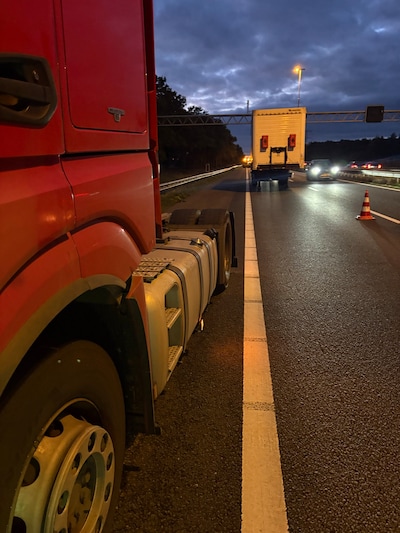 Vrachtwagen verliest oplegger op A58, rijstrook dicht richting Eindhoven