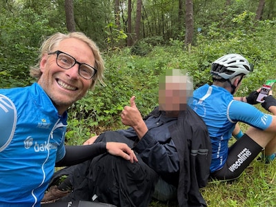 Wielerclubje vindt vermiste man in het bos: ‘Hij zwaaide met