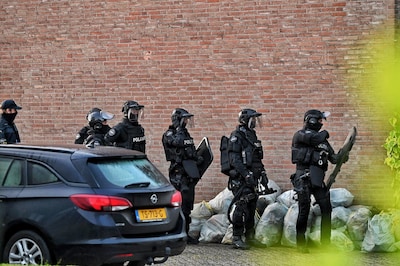 Grote politieactie in Oisterwijk en Tilburg: arrestatieteams vallen meerdere huizen binnen