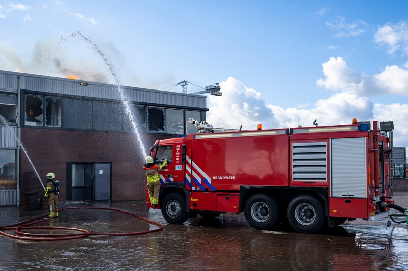 De brandweer bezig met het bestrijden van de grote brand in Werkendam.