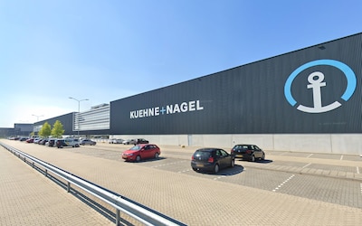 Werknemer liet afgekeurde producten ophalen uit distributiehal en verdiende er samen met een oud-col