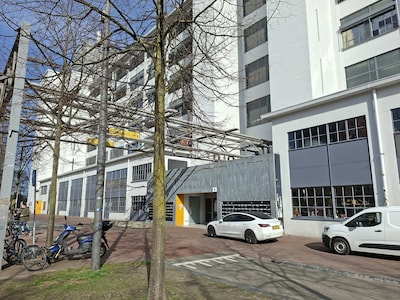 Door kapotte straatverlichting rond het Klokgebouw voelen mensen zich onveilig