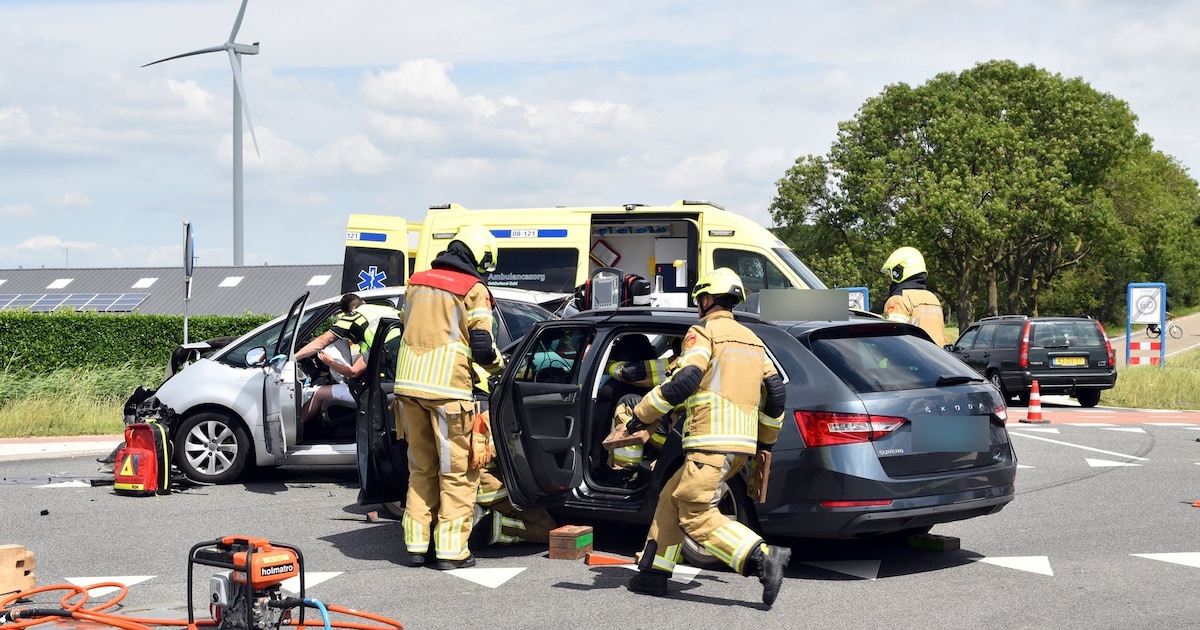 Bestuurders raken bekneld bij botsing tussen taxi en auto in Bruchem, gewond naar ziekenhuis
