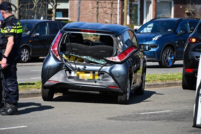 Flinke schade aan auto bij botsing op kruising in Teteringen