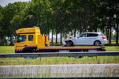 Auto en bestelbus botsen op de A50 bij Sint-Oedenrode en raken flink beschadigd
