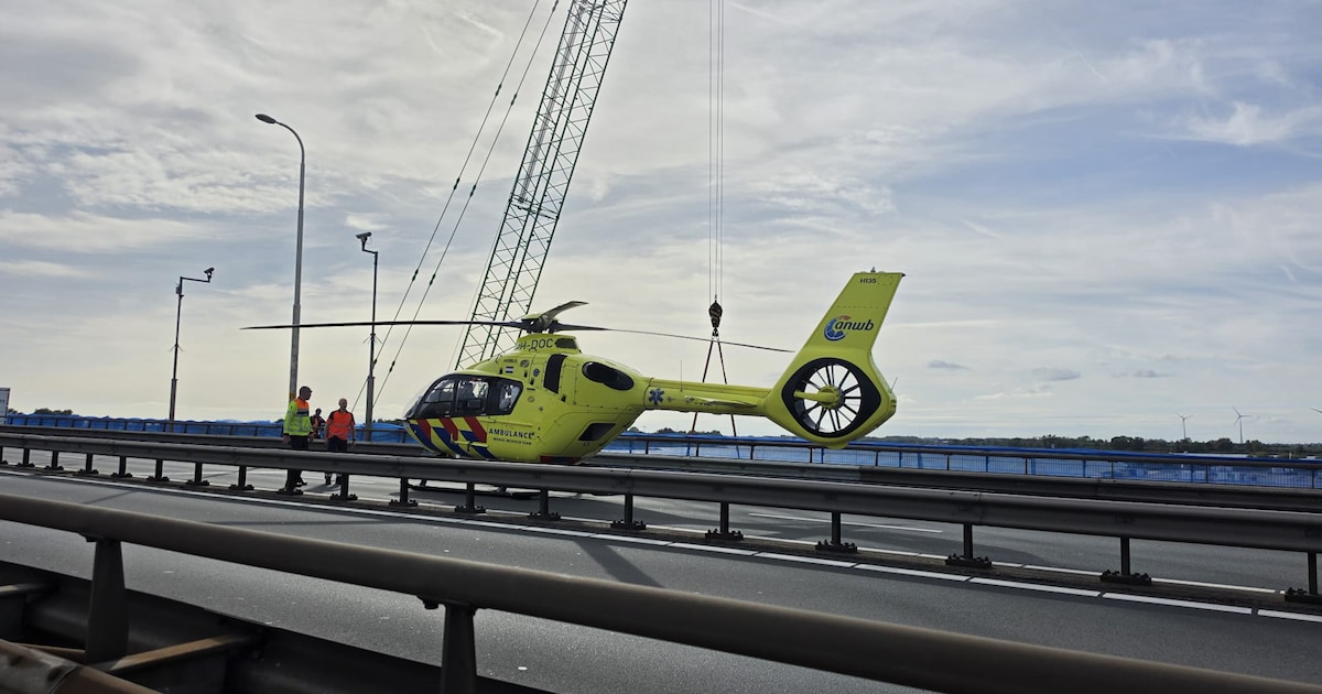 Ongeluk op Merwedebrug richting Breda, traumaheli landt op A27