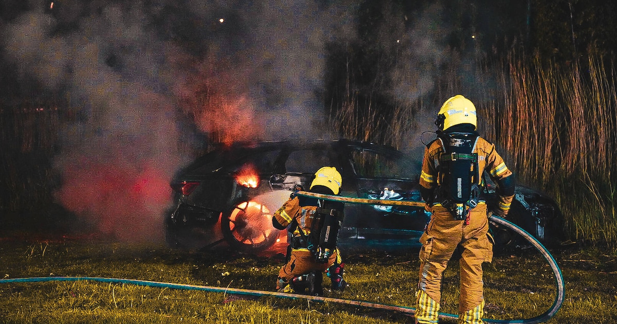 Audi RS6 raakt van de weg en vliegt in brand in Waalwijk: auto volledig verwoest