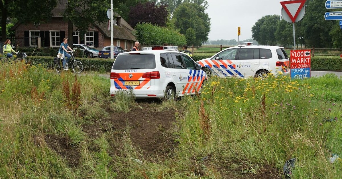 Politiewagen vliegt uit de bocht bij spoedrit in Vlijmen; 1 agent gewond