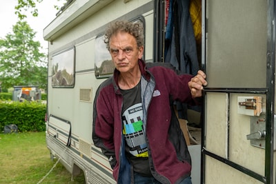 Camper van Pierre weer aan de praat; dakloze vertrekt uit Os