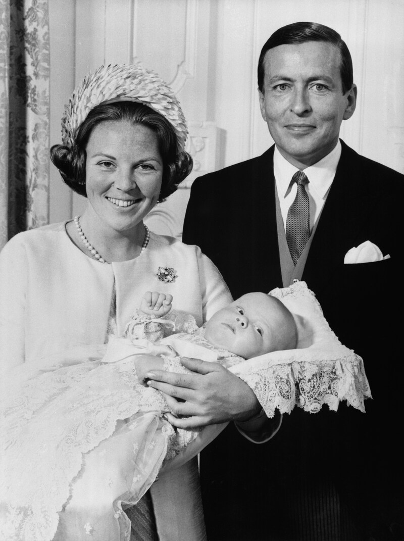 Prinses Beatrix en prins Claus als trotse ouders van hun eerste kind Willem-Alexander tijdens de doop op 2 september 1967.