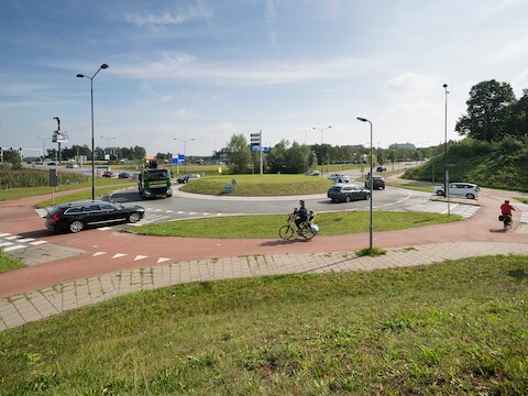 De rotonde bij hotel Vught (Bosscheweg/Vughterweg) is onveilig. Al jaren wordt gesproken over maatregelen maar die blijven vooralsnog uit.