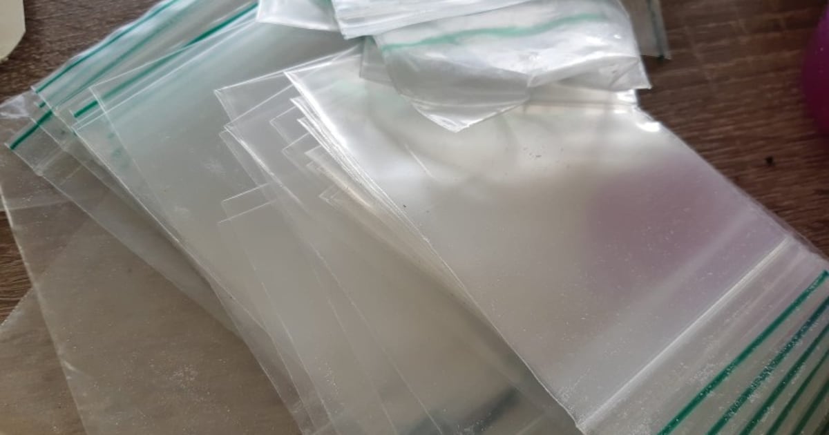 Bestuurder (18) zonder gordel loopt tegen lamp: politie vindt tientallen zakjes drugs ter waarde van