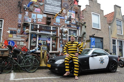 Gemeente wil bonte verzameling voor huis weg, bewoner weiger