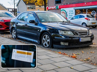 Banden lekgestoken van auto in Schijndel, gemeente gaat wrak weghalen
