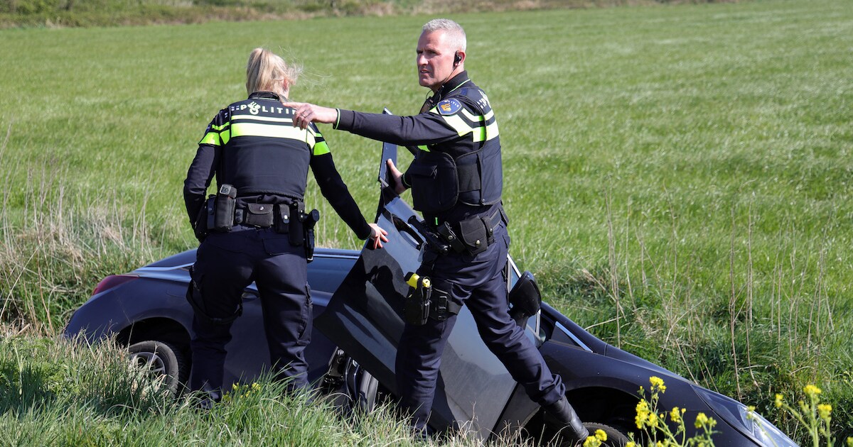 Dronken automobilist rijdt droge sloot in bij Waalwijk, agenten moeten ...