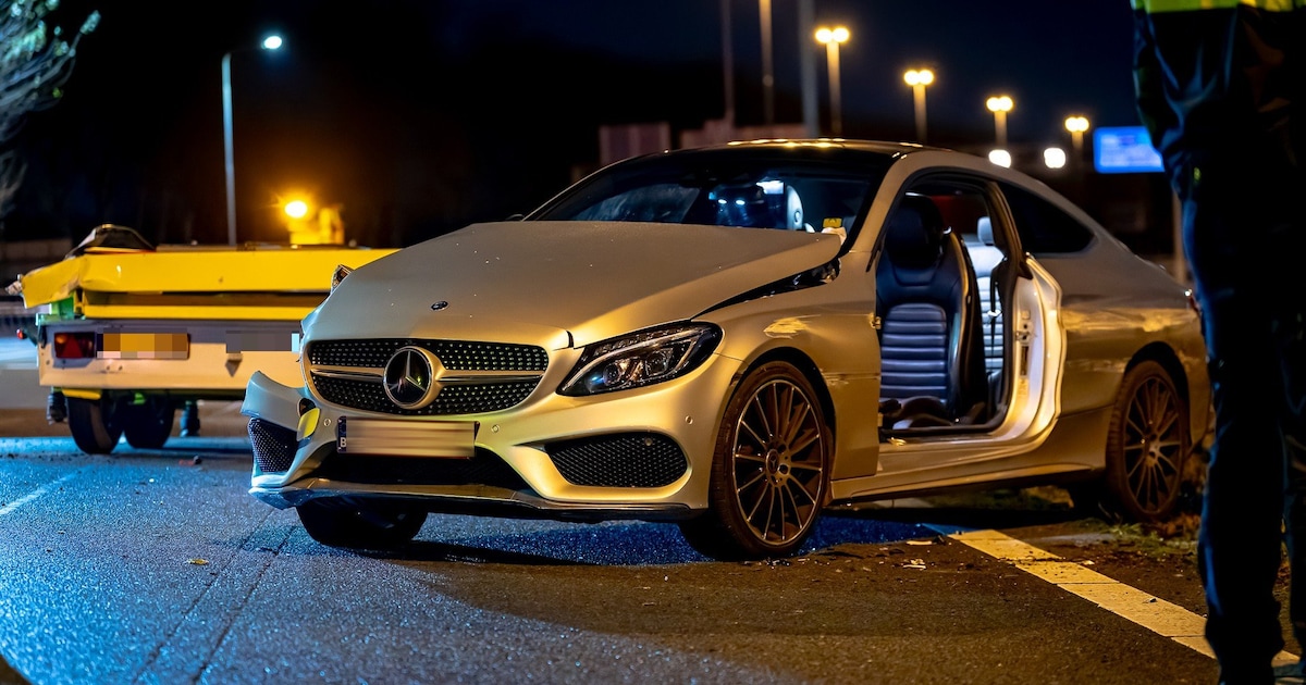 Slingerende automobilist op A58 botst op pijlwagen in Tilburg