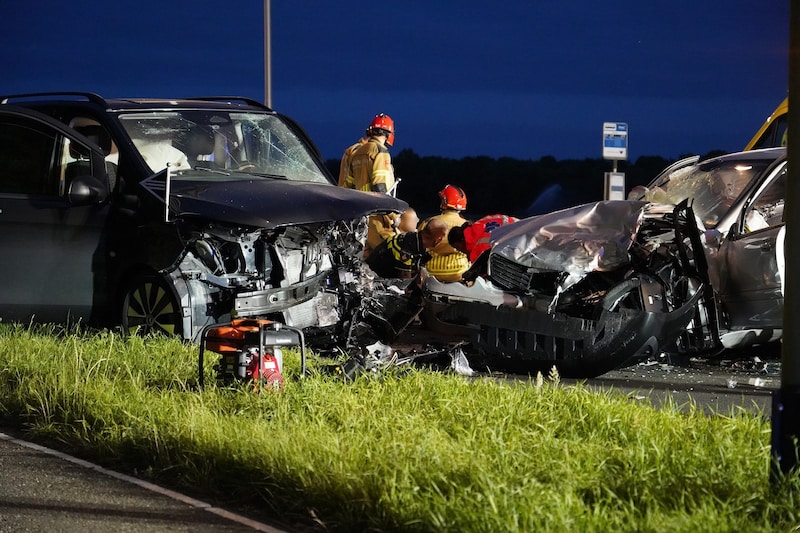 Het ernstige ongeluk in Oosteind, het busje is een lijkwagen.