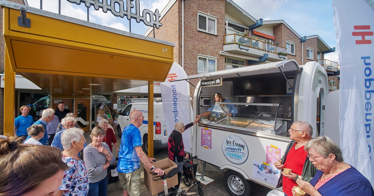 Joke en Piet glunderen met een ijsje in de hand na jaren van kou in de Odiliaflat