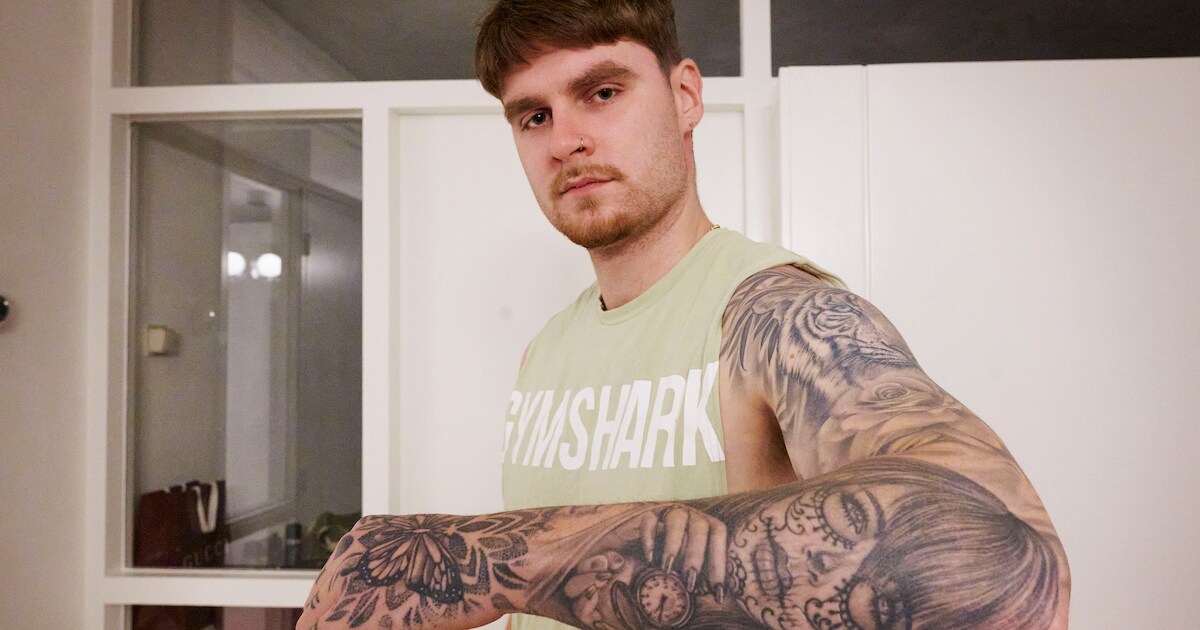 Sal (24) laat tattoos zetten als eerbetoon aan zijn moeder die hem alleen opvoedde