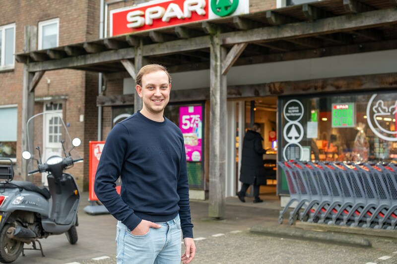 Lars werkte vanaf zijn veertiende in de supermarkt waar hij nu de baas ...