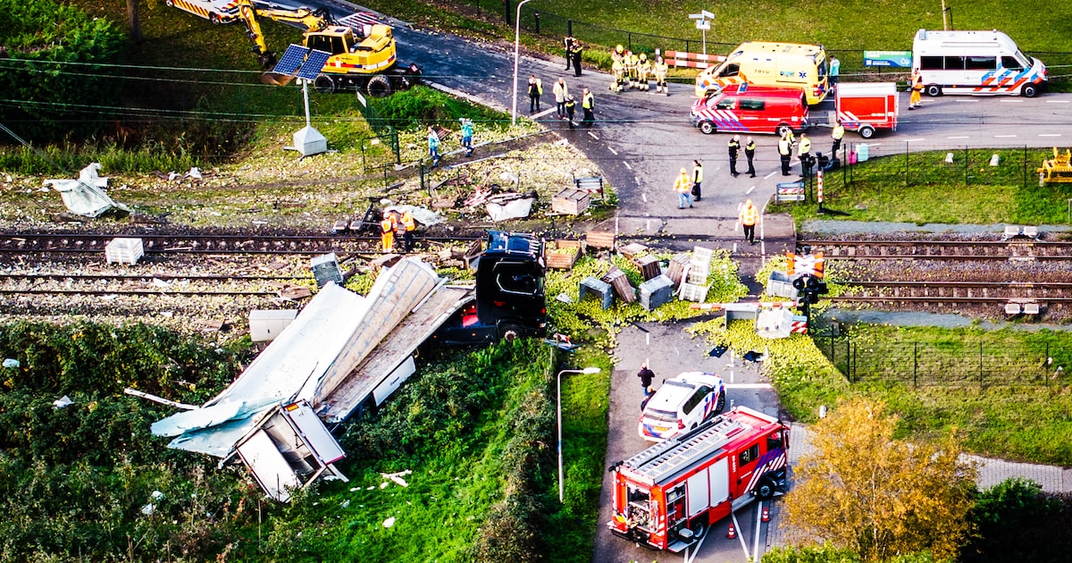 Meerdere gewonden na aanrijding tussen trein en vrachtwagen • Enorme ravage • ‘Geef hulpdiensten ruimte’.
