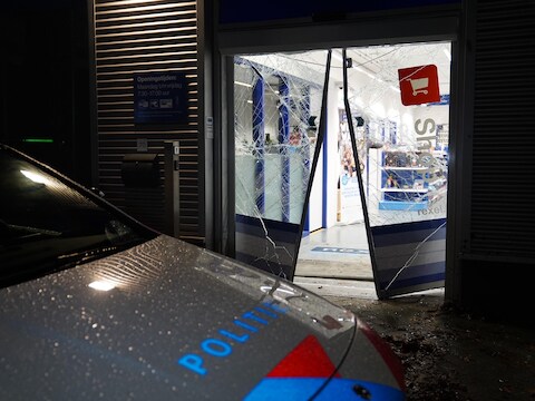 Ramkraak bij elektrowinkel in Den Bosch: deur compleet vernield, spullen buitgemaakt