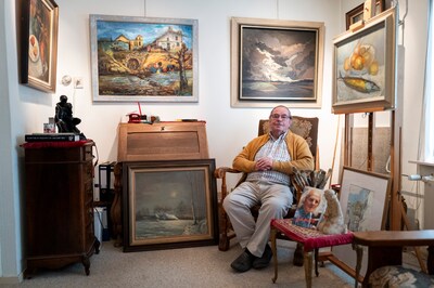 Piet is omringd door de kunst van Janus Kluijtmans, maar waar gaat dat straks naartoe?