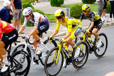 LIVE Tour de France Femmes | Marianne Vos jaagt op ritzege in lastige finale, Wiebes haakt af op klim