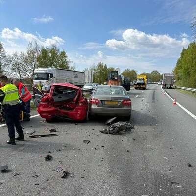 Ongeval met meerdere voertuigen op de A2 bij Maarheeze, snelweg dicht richting Eindhoven